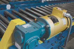 Motorreductor sinfín-corona instalado en equipo industrial, solución compacta para transmisión ortogonal y montaje simple