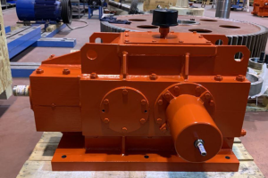 Reductor industrial 90 grados en taller, evaluación de compatibilidad de montaje y selección para reemplazo