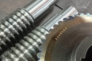 Engranaje sinfín-corona mecanizado para reductor industrial, fabricación y ajuste según medidas de montaje