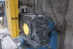 Reductor instalado en terreno, compatibilización de montaje para asegurar alineación, fijación y operación estable