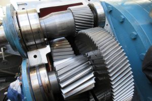 Engranajes de reductor industrial en reparación, inspección en taller para recuperar operación segura y estable