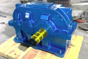 Reductor industrial de eje ortogonal 90 grados, configuración para cambiar dirección de transmisión en montaje de planta