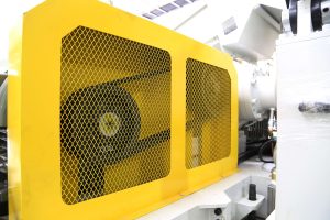 Guarda de seguridad industrial con malla metálica, protección para transmisión expuesta y acceso controlado